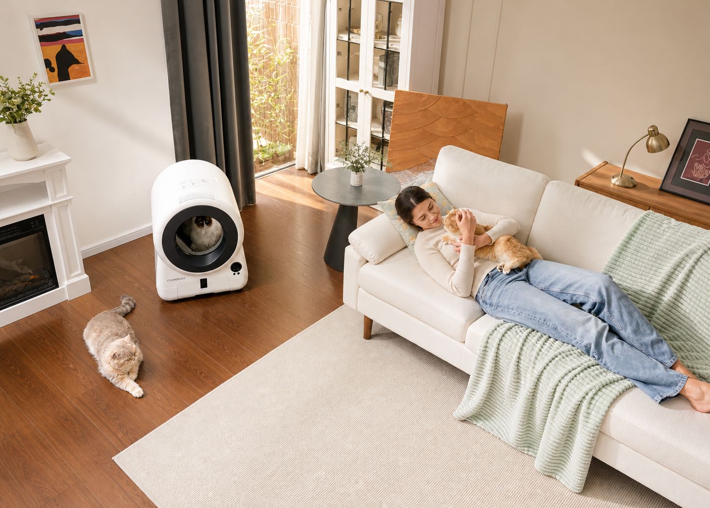 Charakat Bau automatische Katzentoilette in einem modernen Zuhause mit Katzen – entwickelt für natürliches Katzenverhalten im Alltag.